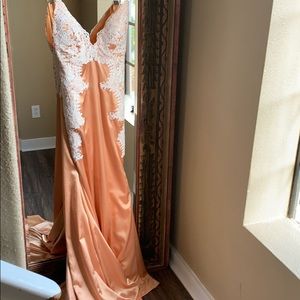 Beautiful -NEW prom dress .